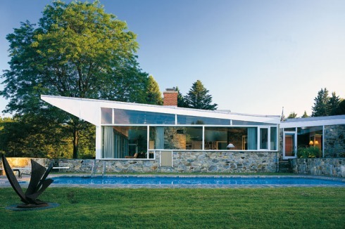 Neben der Realisierung von weiteren Wohnhäusern („Haus Robinson“, Williamstown in Massachusetts, 1947-48) arbeitet Breuer gemeinsam mit Walter Gropius ...<br />