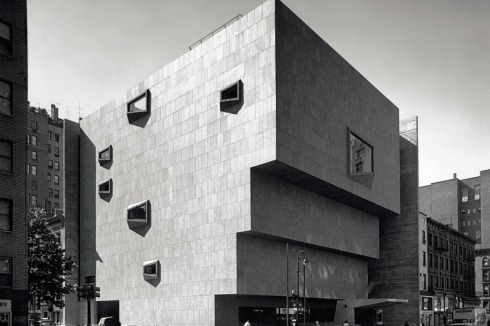 Das bekannteste Gebäude von Marcel Breuer mit abgetreppter Granitfassade, das „Whitney Museum of American Art“ (New York, 1964-66), wird derzeit von Renzo Piano saniert und erweitert.<br />