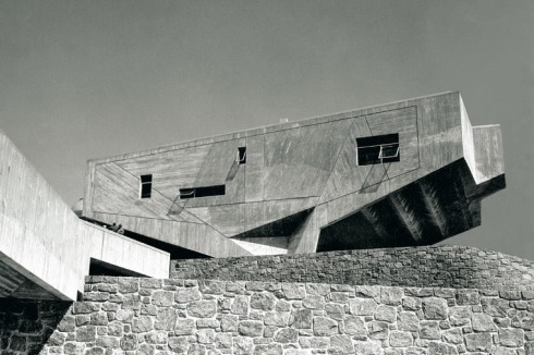 Leitmotiv Auskragen: auf dem Campus „University Heights“ der New York University realisiert Breuer 1967-70 die Betonskulptur „Begrisch Hall“.<br />