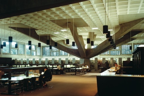 Die aufgefächterte Stahlbetonstütze in der Univ-Bibliothek der „Saint John‘s Abbey“ (1964-66) erinnern an Konstruktionen von Pier Luigi Nervi, mit dem Breuer 1953-58 das Pariser UNESCO-Gebäude entwarf.<br />