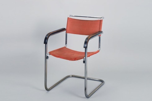 Parallel zum Niederländer Mart Stam experimentiert Breuer mit Stahlrohren und entwarf diverse, von den Gebrüdern Thonet hergestellte Freischwinger (Armlehnstuhl „B 34“, 1929).<br />
