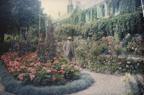 Claude Monet, Haus und Garten, Giverny: Claude Monet vor seinem Haus in Giverny, 1921 Stereoskopisches Autochrom, 18 x 24 cm Musée d'Orsay, Paris<br />