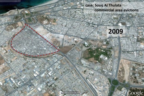 Die kleinteiligen Gebiete aus der Idris-Ära waren dem Regime ein Dorn im Auge. Anstatt des populären Händler- und Handwerkerviertels „Souq al Thulata“ sollte, als ein Teil des Grüngürtels, ein Park entstehen.<br />