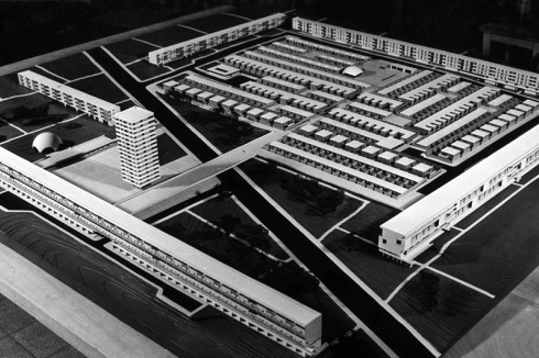 Inspiriert von der IBA in West-Berlin, wagte man in Beer Sheva Ende der 1950er einen experimentellen Wohnungsbau. Sechs ortansässige Architekten entwarfen ...<br />