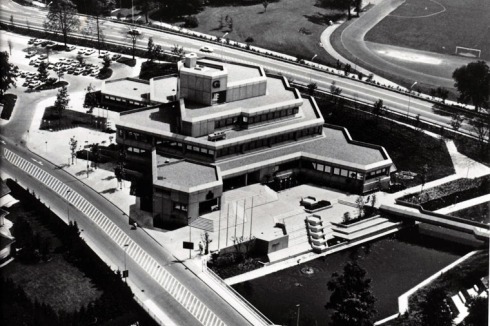 Gronau: Betonring auf Betonring türmt sich das 1975 fertiggestellte Rathaus von Harald Deilmann.<br />