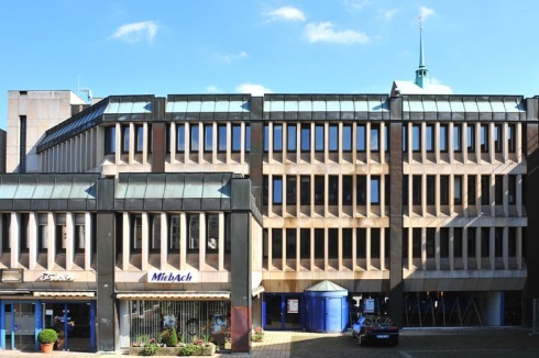 Minden: 1978 fertiggestellt, nimmt das Rathaus von Harald Deilmann Ansätze der späteren "kritischen Rekonstruktion" vorweg.<br />