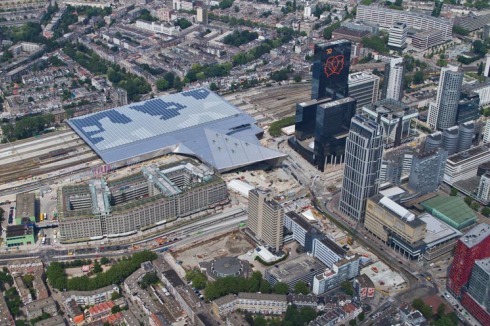 Den Entwurf einer kantig gefalteten Platte für den neuen Hauptbahnhof Rotterdams realisierten die Architekten 2014.<br />