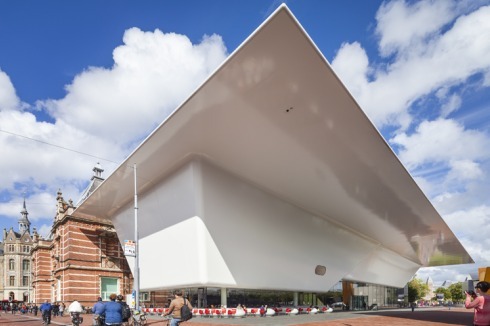 Mit einer riesigen weißen Wanne erweiterten Benthem Crouwel 2012 das von AW Weissmann 1894 gebaute "Stedelijk Museum" in Amsterdam.<br />