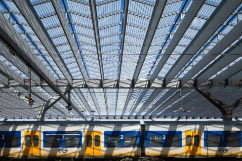 Das gefaltete Dach überspannt an der längsten Stelle 250 Meter weit die Gleise.<br />