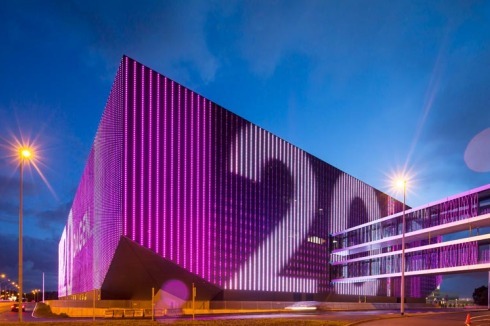 Ebenfalls 2012 wurde der "Ziggo Dome" in Amsterdam mit über 120.000 LEDs an der Fassade fertiggestellt.<br />