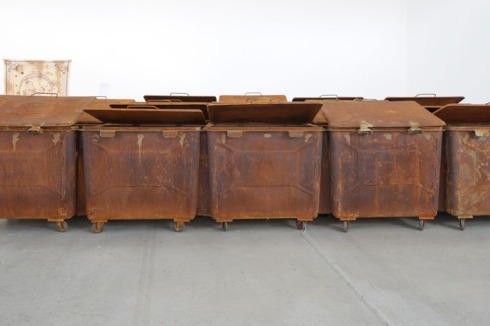 Brodskys Installation im Garage Center for Contemporary Art besteht aus 20 verrosteten Containern.<br />