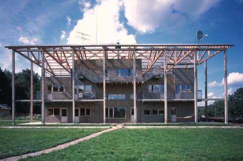 Das erste Mehrfamilienhaus aus ineinanderverschachtelten Holzkuben und Kunststoffdach.<br />