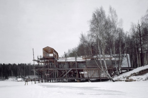 ...ein Architekturbüro und beginnt Restaurants, Einfamilienhäuser und Installationen zu bauen.<br />