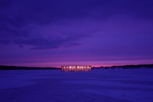 Die Struktur eines Eis-Pavillons aus Holz und Drahtgitter wurde bei -15 Grad mit Wasser besprüht.<br />
