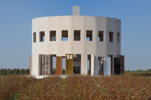 Für ein Sommerfestival baute Brodsky einen zweigeschossigen Holzpavillon auf elliptischem Grundriss.<br />