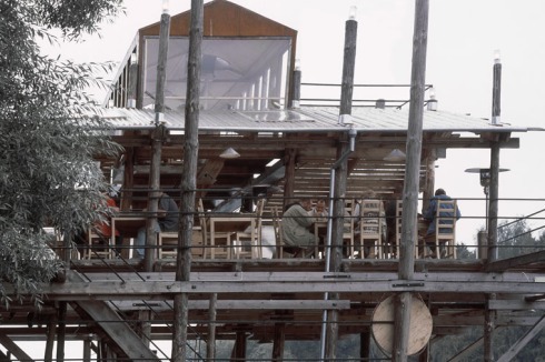 Brodskys erster Bau wird von geneigten Pfählen getragen und erinnert an eine verfallende Schiffskonstruktion.<br />
