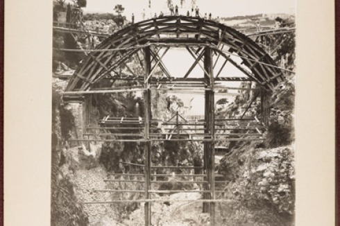 Um 1910: Bauarbeiten am Pont Sainte-Dévote. 1964 wurde wieder abgerissen<br />