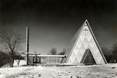 Die Bakkehaugen Kirke entstand ebenfalls 1959 in Zusammenarbeit mit Ove Bang.<br />