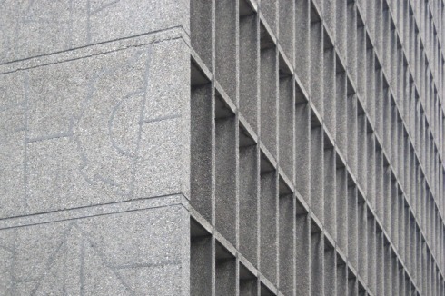 Vorherrschendes Material ist der von ihm entwickelte "Naturbeton".<br />