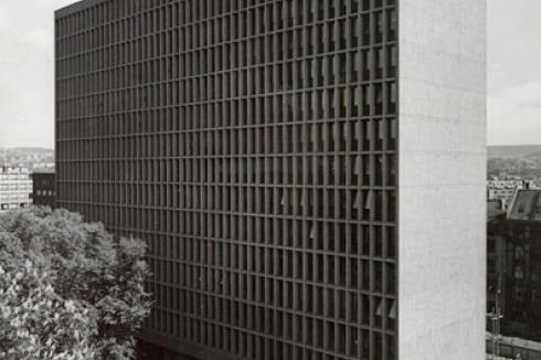 Das Regierungsgebäude war Viksjøs Erstlingswerk - 1959 fertiggestellt.<br />
