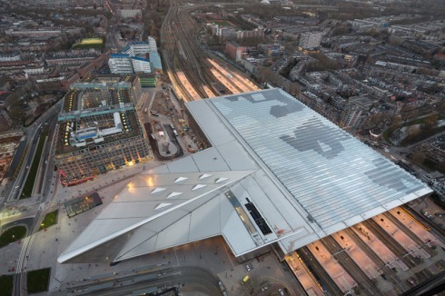 Der Hauptbahnhof soll als Großform zwischen der Nordseite mit kleinteiliger Bebauung aus dem 19. Jahrhundert (rechts) und der Südseite mit Großbauten aus dem 20. Jahrhunderts (links) vermitteln.<br />