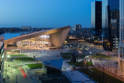 Das monumentale Portal des südlichen Haupteingangs öffnet sich dem modernen vertikalen Zentrum der Stadt.<br />