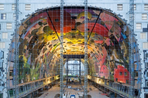 Im Gegensatz zum Archetyp einer Markthalle, die sich mit einer geschlossenen Fassade von der Stadt abschottet, ...<br />