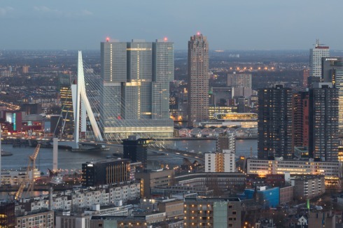 "De Rotterdam" von OMA befindet sich im Hafenviertel "Kop van Zuid". Der Komplex aus drei Türmen mit einer Gesamtfläche von 162.000 Quadratmetern ist das flächenmäßig größte Gebäude der Niederlande.<br />