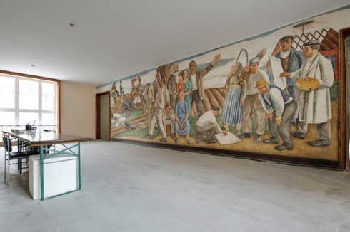 Auch das Wandgemälde "Wendepunkt" von Arno Mohr im Vorraum der Aula ist von der Einhausung befreit.<br />