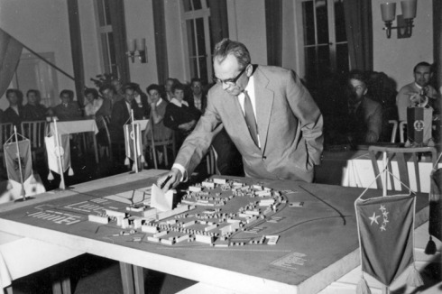 1959-1960 Städtebaulicher Entwurf für Schwedt, Selmanagić am Modell<br />