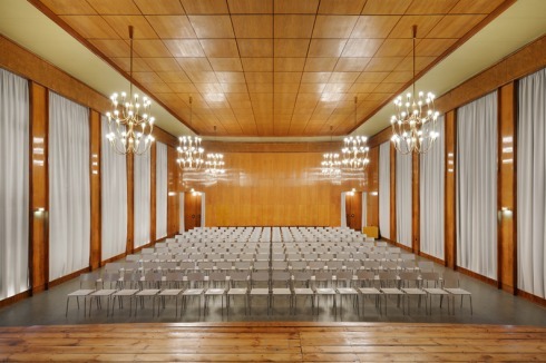 Nach mehrjähriger Schließung und Restaurierung wieder hergestellt: Die Aula der Kunsthochschule Berlin-Weißensee ...<br />
