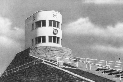 Das Stadion mit dem gerundeten Zeitnehmerturm ...<br />