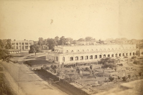 Dhaka: Schul- und das Gerichtsgebäude (rechts). Beide Bauten wurden 1985 abgerissen (1875).<br />
