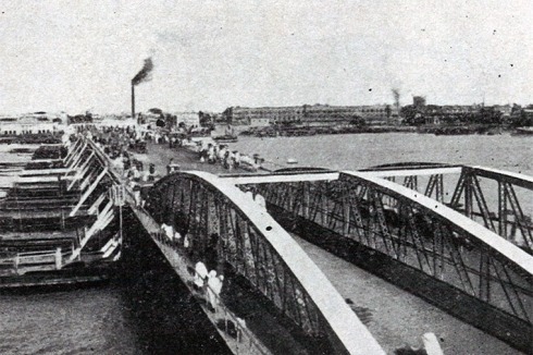 Kolkata: Mit der „Old Howrah Bridge“ über dem „Hoogly River“ wurde das Zentrum mit der Vorstadt verbunden (1874).<br />