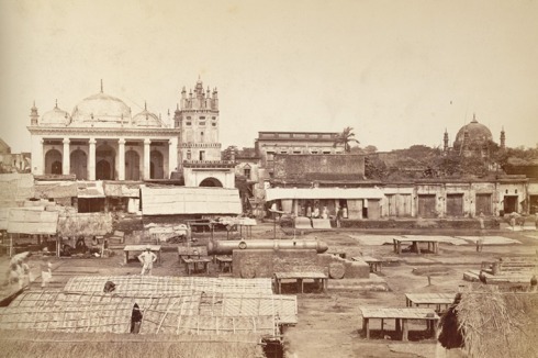 Dhaka: Eine im Buriganga-Flussbett gefundene Kanone auf dem Marktplatz vor der Zentralmoschee (1885).<br />