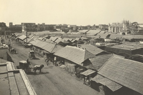 Dhaka: Verkaufshäuser und -buden auf dem Marktplatz (1904).<br />
