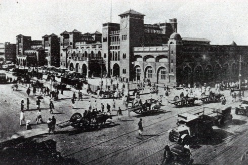 Kolkata: Nach der Fertigstellung der neuen Verkehsverbindung entstand die „Howrah Station“ (1906).<br />