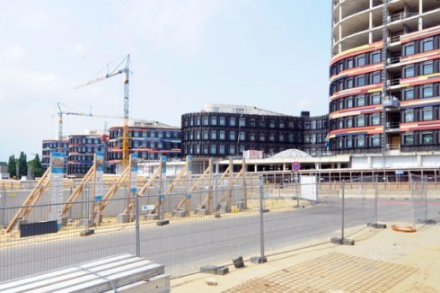 1500 Mitarbeiter sollen kommenden Mai in den 200 Meter langen Neubau einziehen.<br />