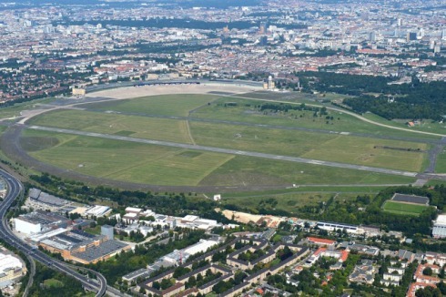 IBA Berlin: Für die ausgedienten XXL-Bauten, wie das Flughafengebäude in Tempelhof, ...<br />