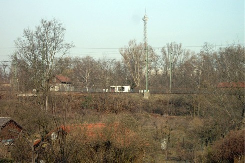 Das Gartengrundstück liegt direkt neben der Fernbahnstrecke Richtung Westen, unweit des Funkturms in Berlin-Charlottenburg. Der simple Vorgängerbau ...<br />