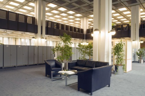 Die bieder wirkende Kassenhalle der WestLB.<br />