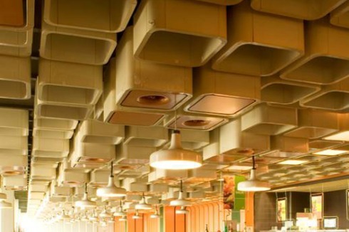 ...der Innenraum an Verner Pantons Design für das einstige Spiegel-Kasino in Hamburg.<br />