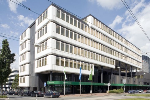 Die Fassade der ehemaligen Dresdner Bank wird von einem vertikal gerasterten Fensterband gegliedert.<br />