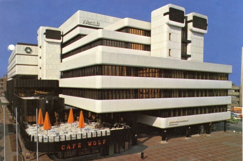 Die Fassade der WestLB wird von horizontalen Brüstungsbändern umhüllt.<br />
