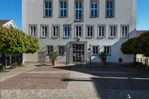 Das Rathaus von Hechingen wurde 1958 von Paul Schmitthenner (1884-1972) erbaut und ersetzte ...<br />