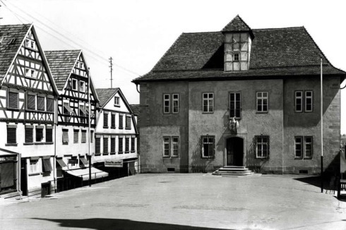 Dieser war bereits 1886 im Stil der Neorenaissance umgestaltet und 1935 erneut verändert worden.<br />