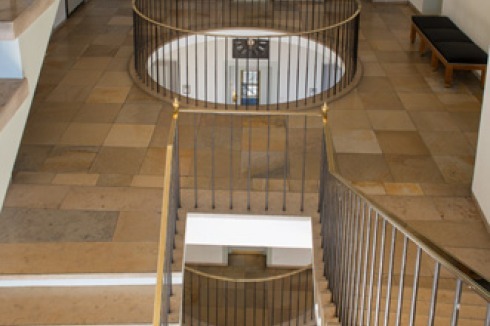 ... mit ihren runden Galerieausschnitten und dem seitlich ansetzenden Treppenhaus.<br />