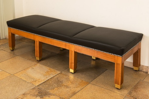 Die wuchtigen Möbel wirken eher behäbig-bäuerlich denn städtisch-elegant.<br />