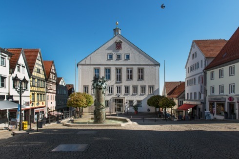 Der giebelständige Baukörper von Schmitthenner schließt den Marktplatz auf der Nordseite ab.<br />