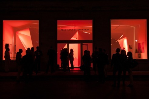 Die Ausstellung „bogevischs buero - live“ mit Bildern der Hamburger Fotografin Julia Knop ist noch bis zum 20. Oktober in der Berliner Architekturgalerie zu sehen.<br /><a href="http://www.architekturgalerieberlin.de/" >Link</a><br />